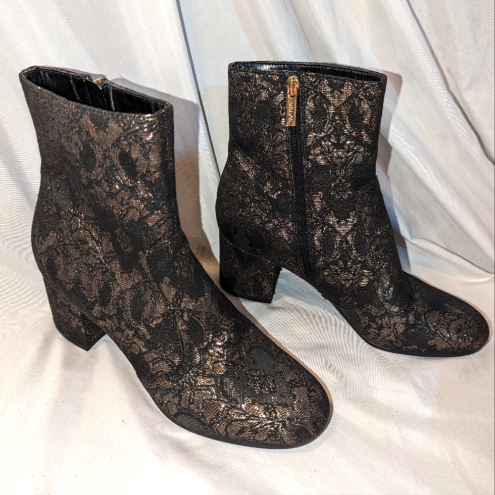 Unisa UNKIANNAA Ankle Booties, US Size 8M, Black/Gold Embossed